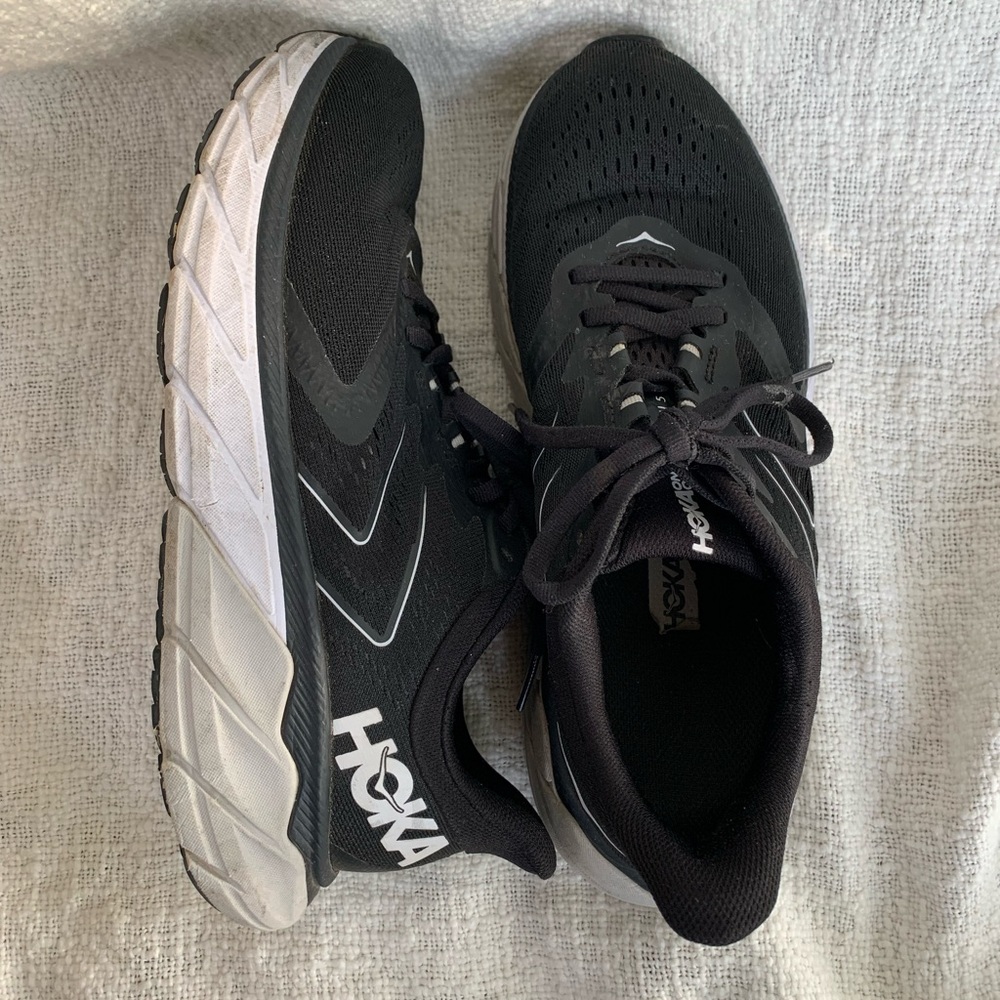 Women’s Black Hoka Arahi 5 Running shoes !!!